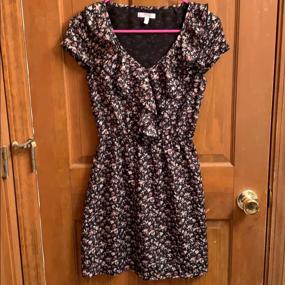 Floral v neck ruffled dress EUC